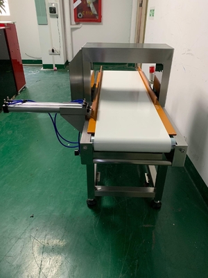 लंबाई 160 सेमी औद्योगिक मेटल डिटेक्टर मशीन खाद्य SUS304 विरोधी हस्तक्षेप